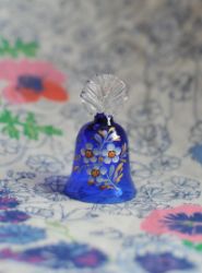 Синий колокольчик с цветущей веточкой 