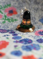 Колокольчик из зеленого стекла